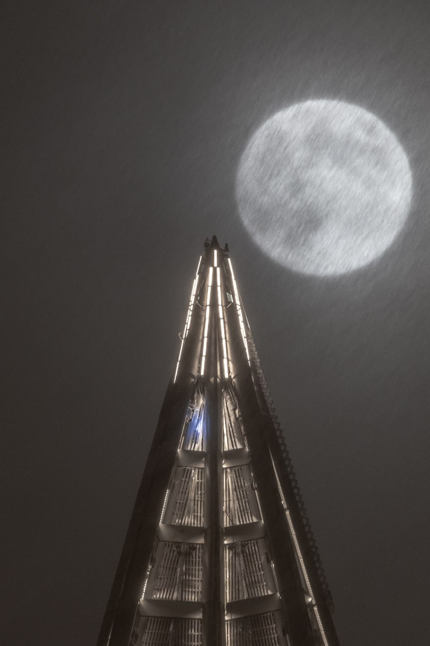 Над Лахта Центром поднялась снежная луна. Посмотрите на последнее полнолуние 2023 года
