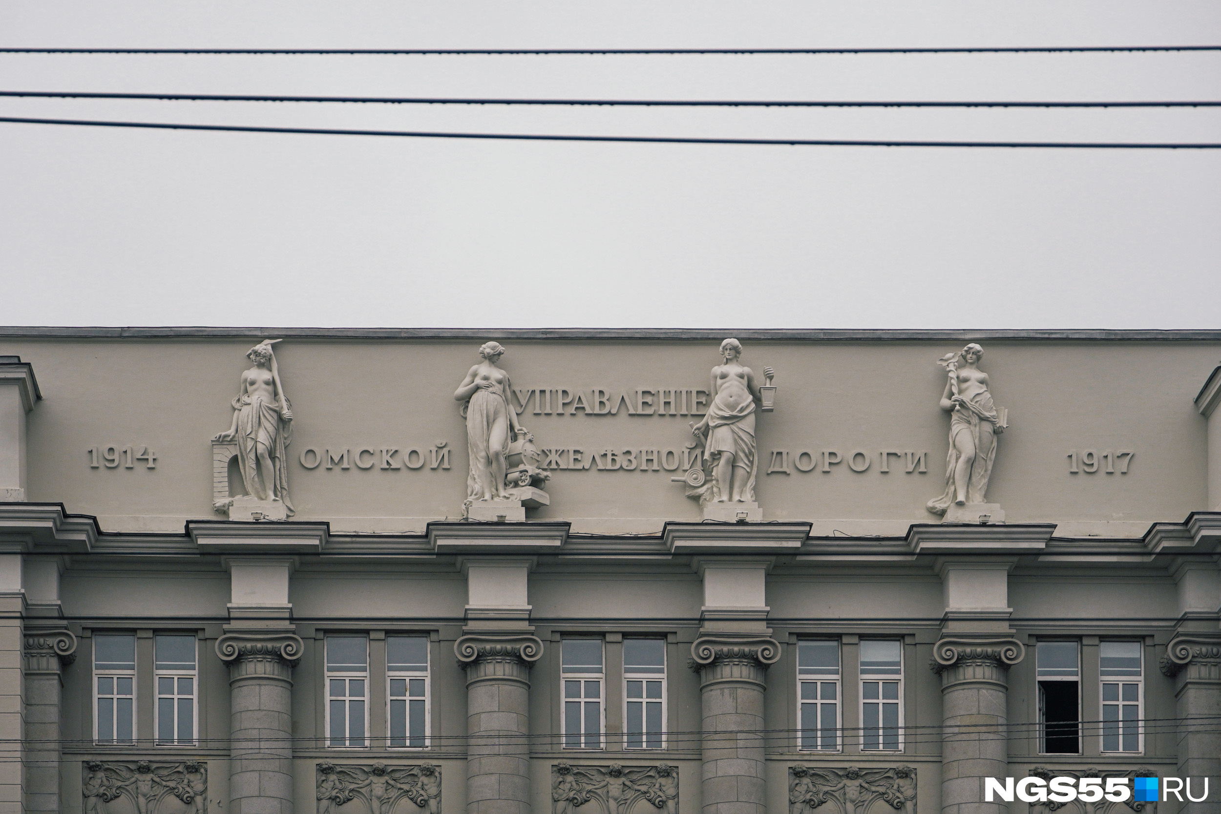 Фасад главного корпуса украшают скульптуры богинь. Почитайте, <a href="https://ngs55.ru/text/culture/2022/05/13/71320706/" class="_" target="_blank">как они там оказались</a>