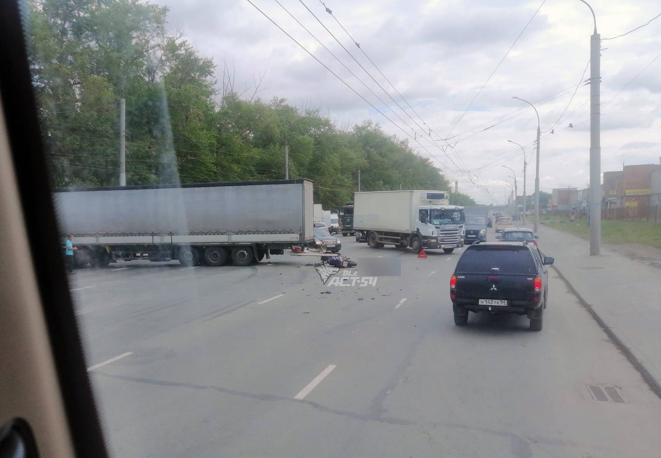 Мотоциклист погиб в ДТП на Станционной — он врезался в фуру