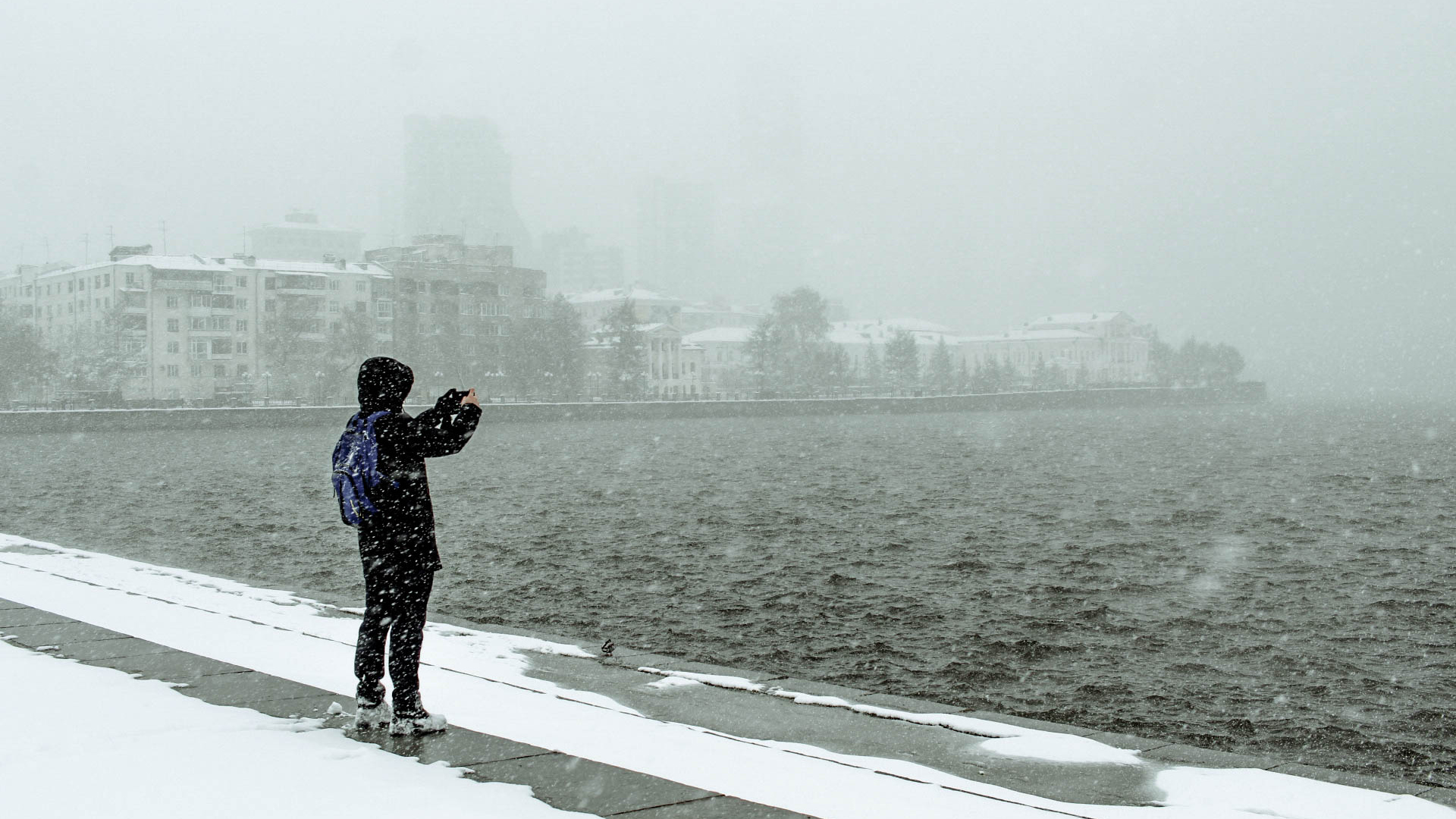 Плотинка стала морем, а парки — царством Снежной королевы. Фоторепортаж из Екатеринбурга под снегопадом