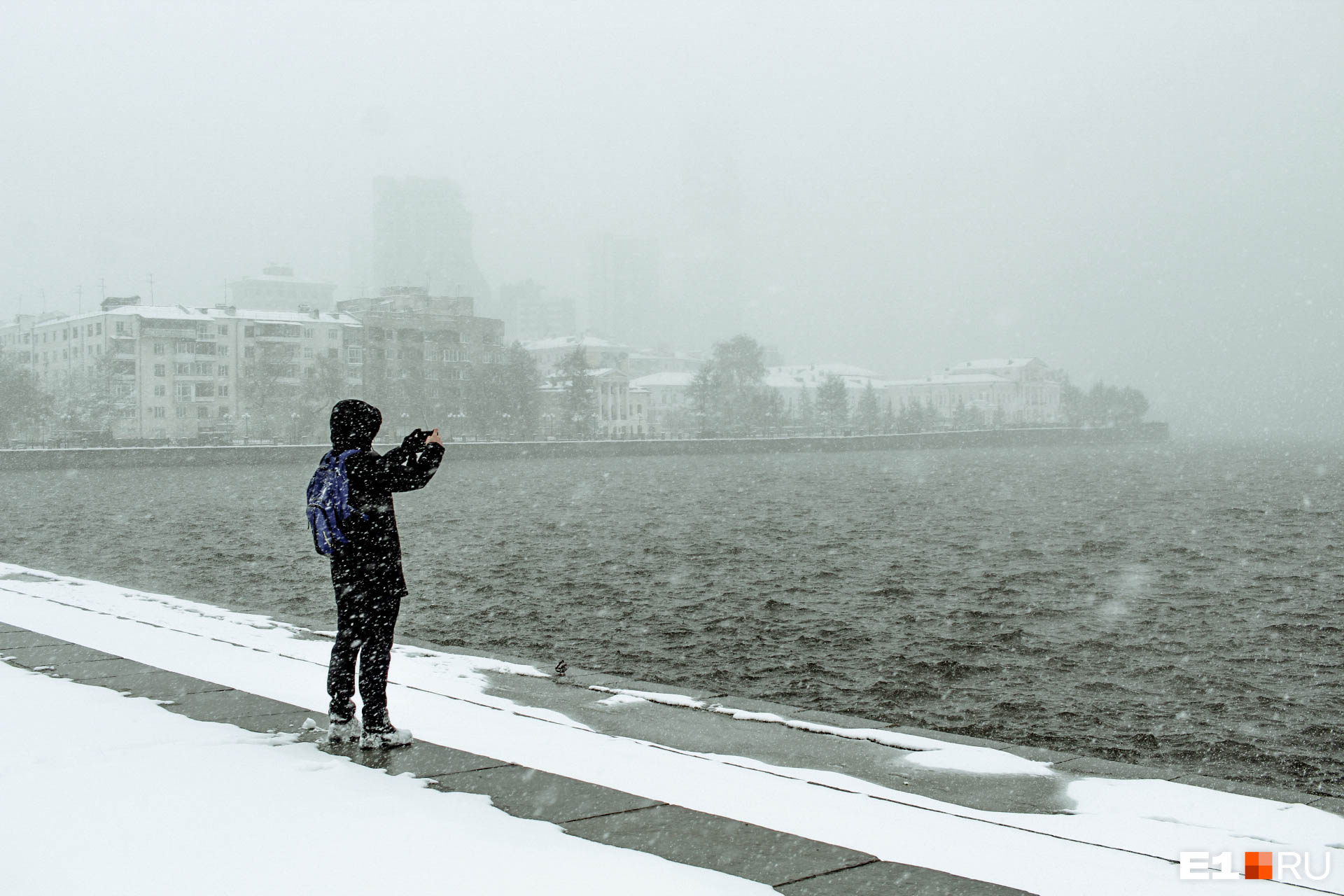 Плотинка стала морем, а парки — царством Снежной королевы. Фоторепортаж из Екатеринбурга под снегопадом
