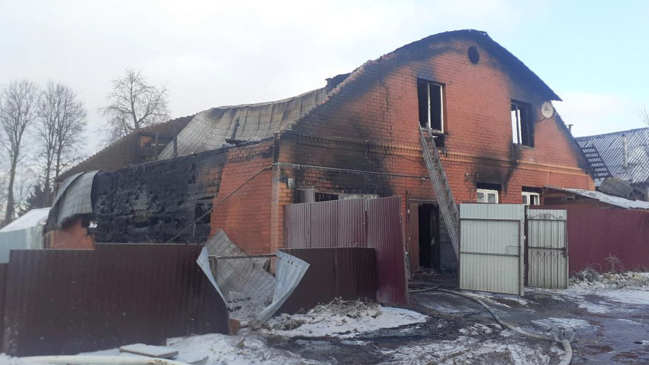 Дом сгорел, а ипотека осталась. Многодетная семья из Перми потеряла жилье и просит помощи