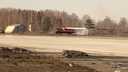В Челябинске пассажиры самолета сняли на видео пожар возле аэропорта