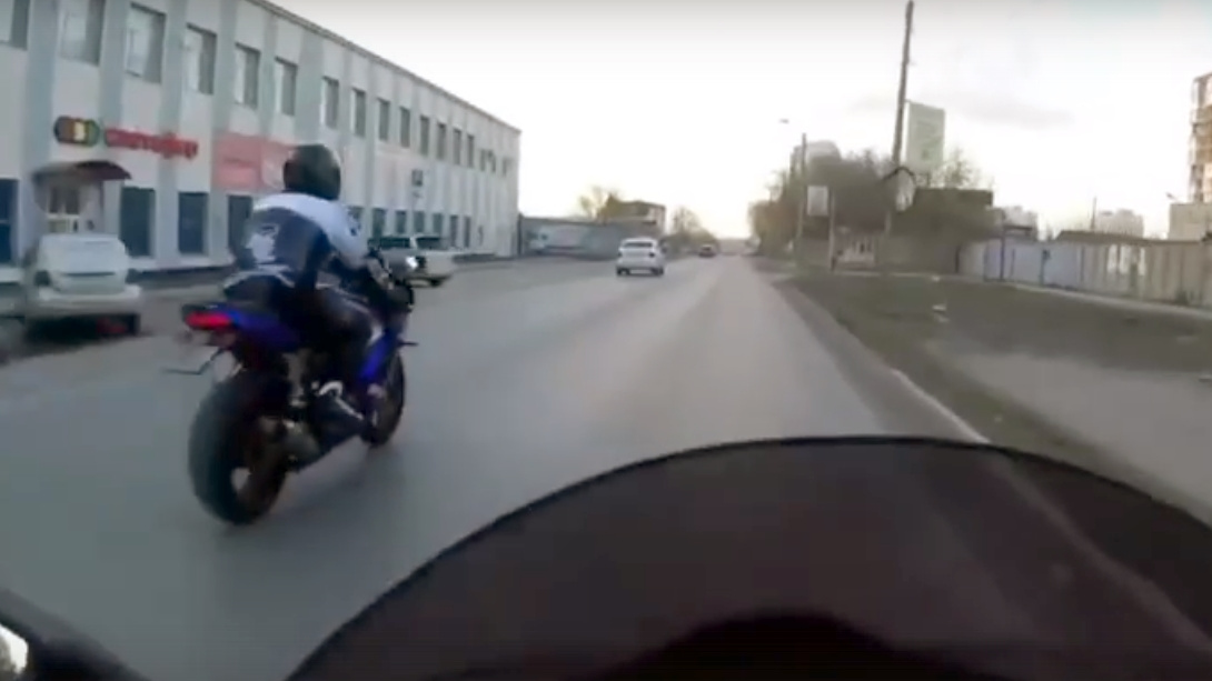 Появилось видео ДТП с мотоциклистом в Омске. У него тяжелые травмы