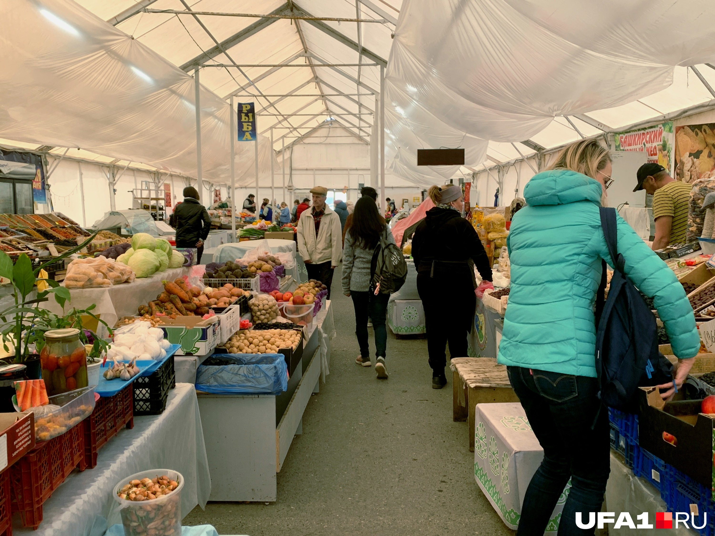 Многих покупателей продавцы знают в лицо и общаются с ними как с друзьями