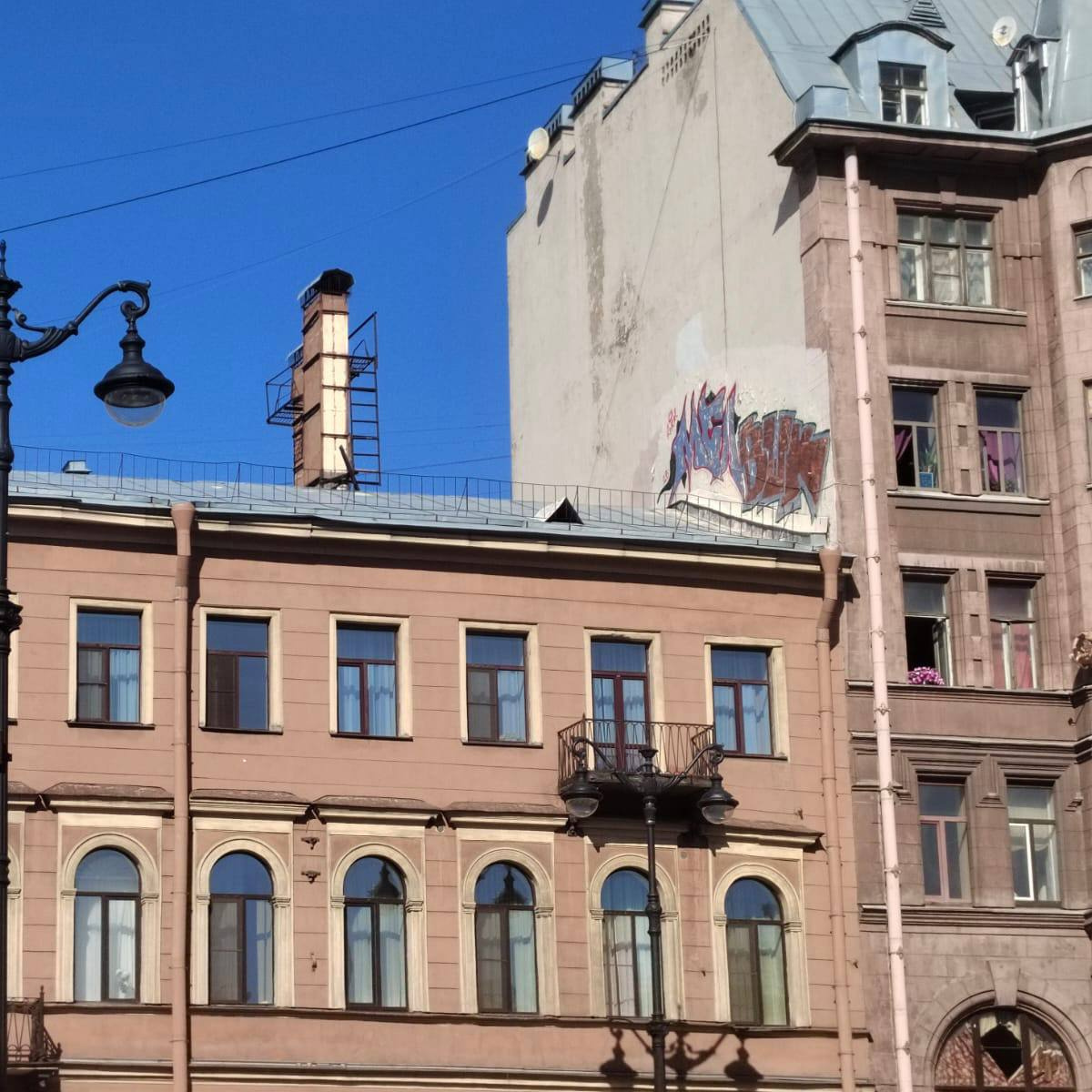 В Петербурге возбудили уголовное дело из-за граффити на двух домах