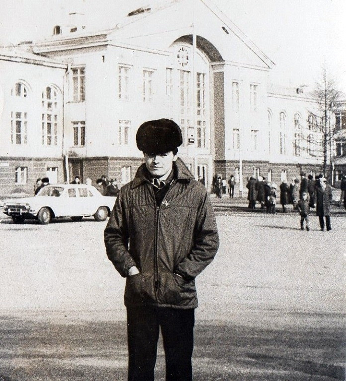 На площади перед ж/д вокзалом, фото 1983 года