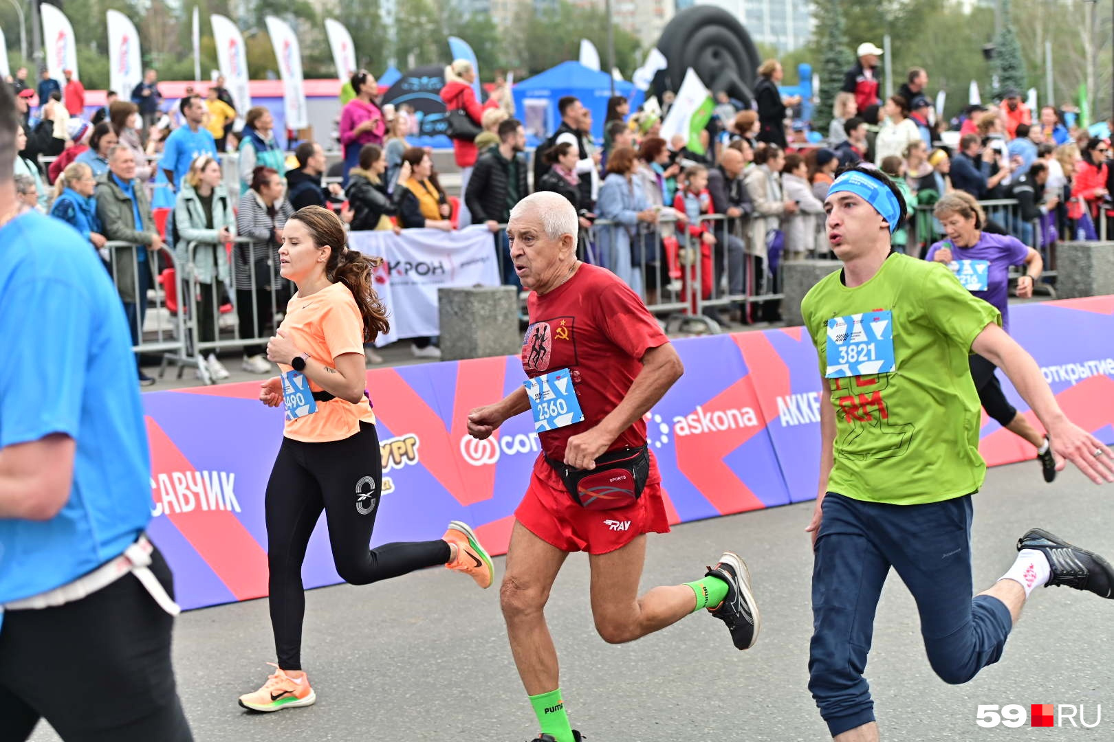 В марафоне участвуют бегуны разного возраста