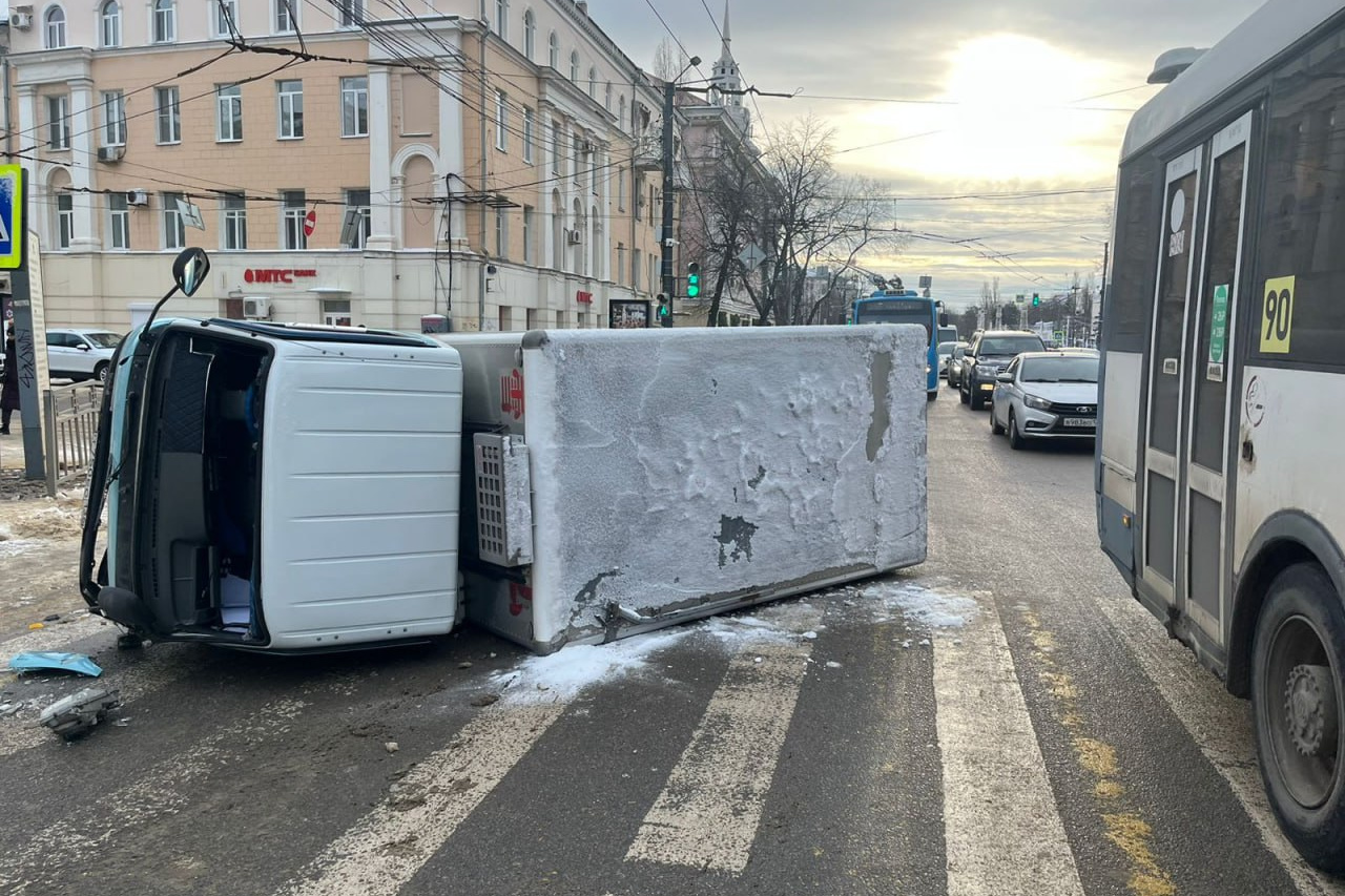 В центре Воронеже перевернулся грузовик - 24 января 2024 - voronezh1.ru