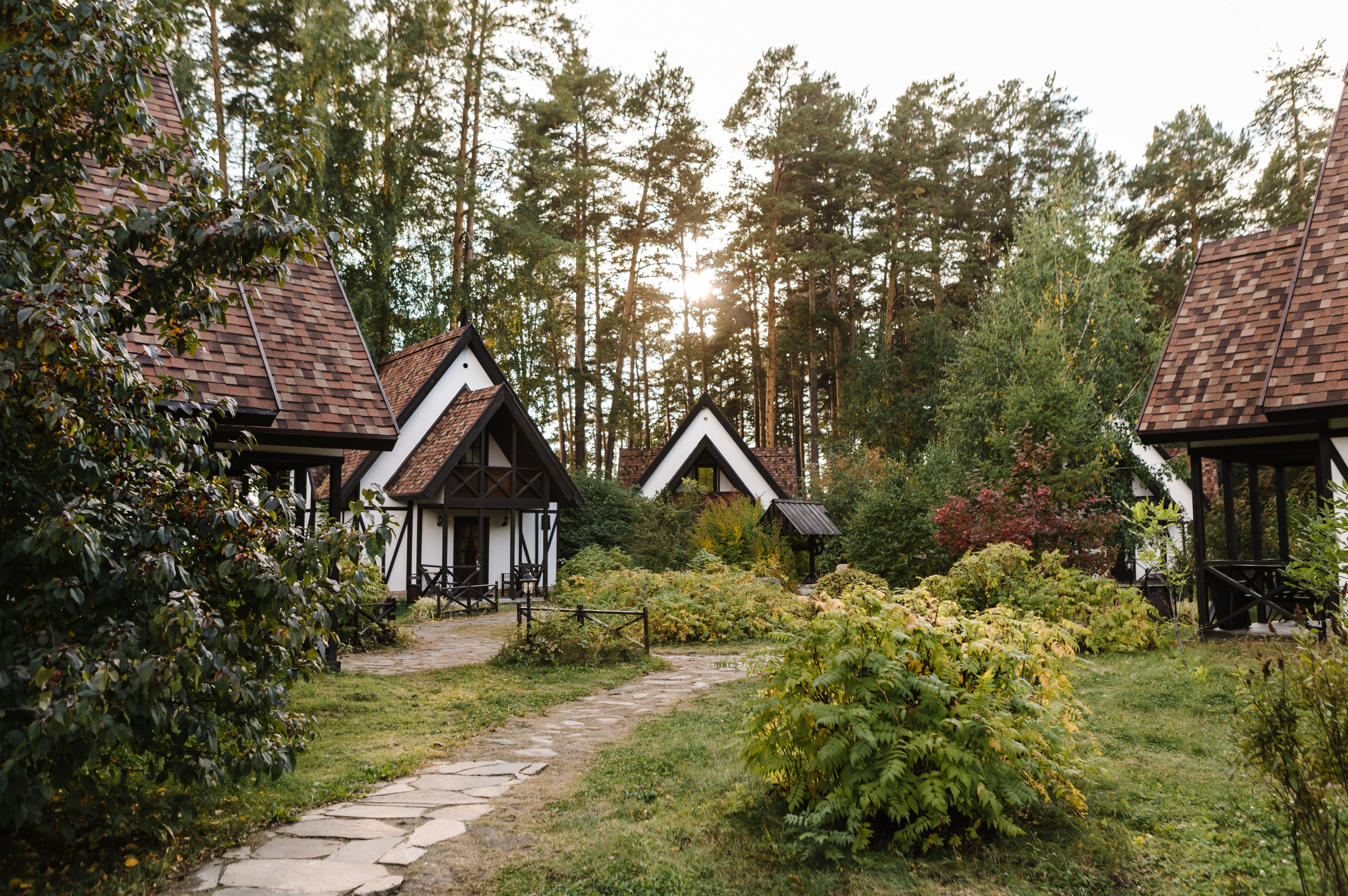 Небольшая сказочная деревня. В бело-коричневых домиках вы можете поселиться большой семьей или друзьями и провести летний вечер у трескучего камина