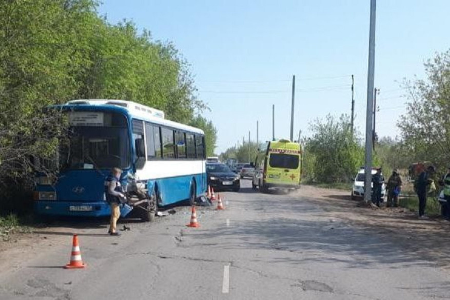 В Омске лихач на «Тойоте» влетел в автобус, набитый людьми
