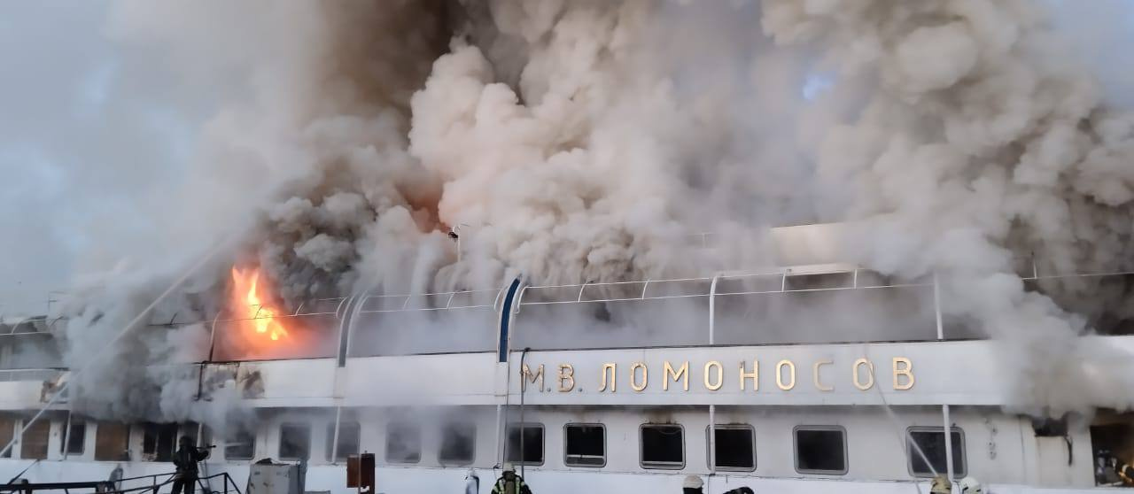 В Архангельске снова горит теплоход «Ломоносов». Год назад на судне тушили пожар в машинном отделении