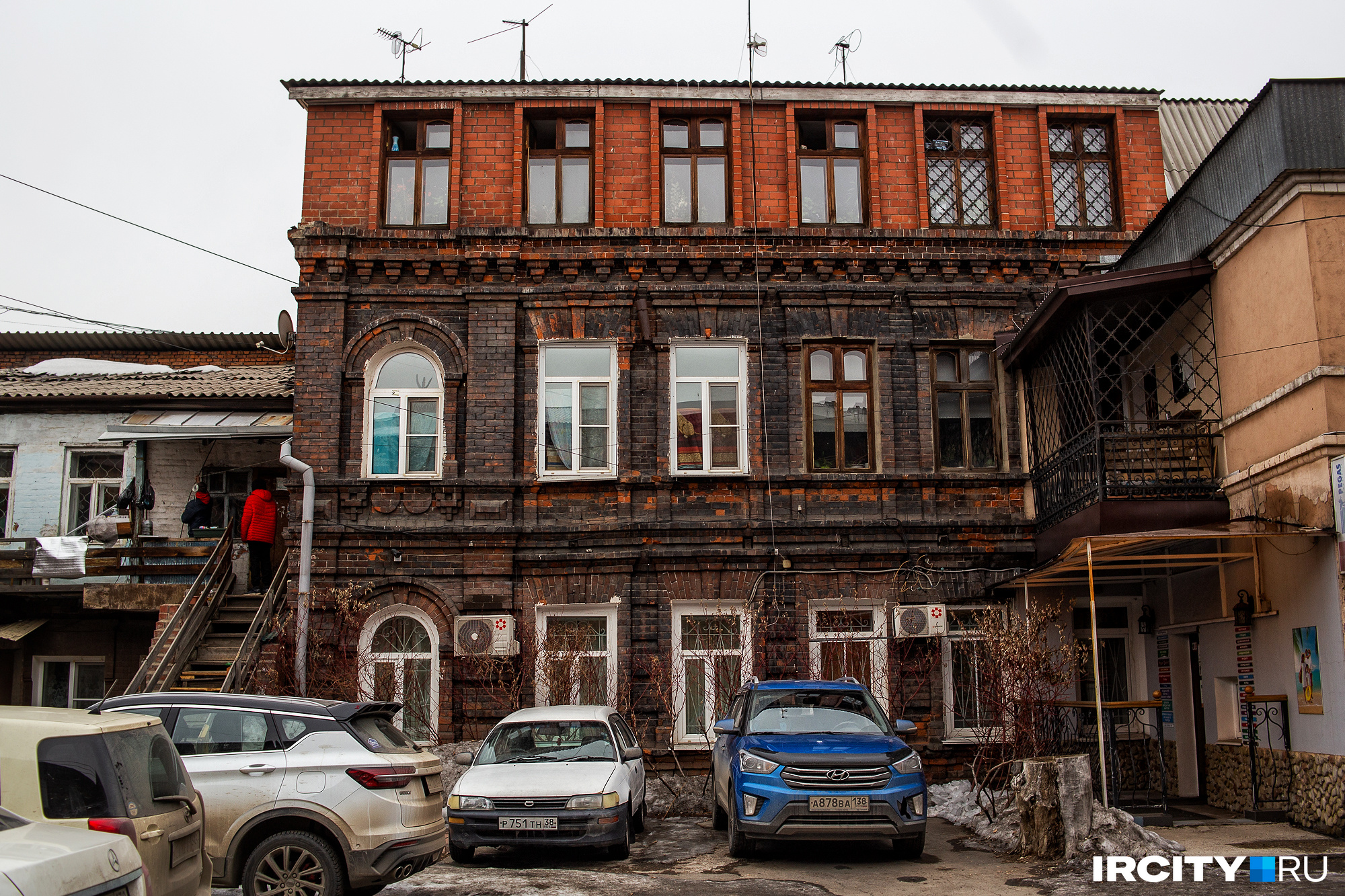 Двор невозможно охватить одним взглядом, тут слишком много всего — окон, дверей, лестниц, машин, снега Двор невозможно охватить одним взглядом, тут слишком много всего — окон, дверей, лестниц, машин, снега