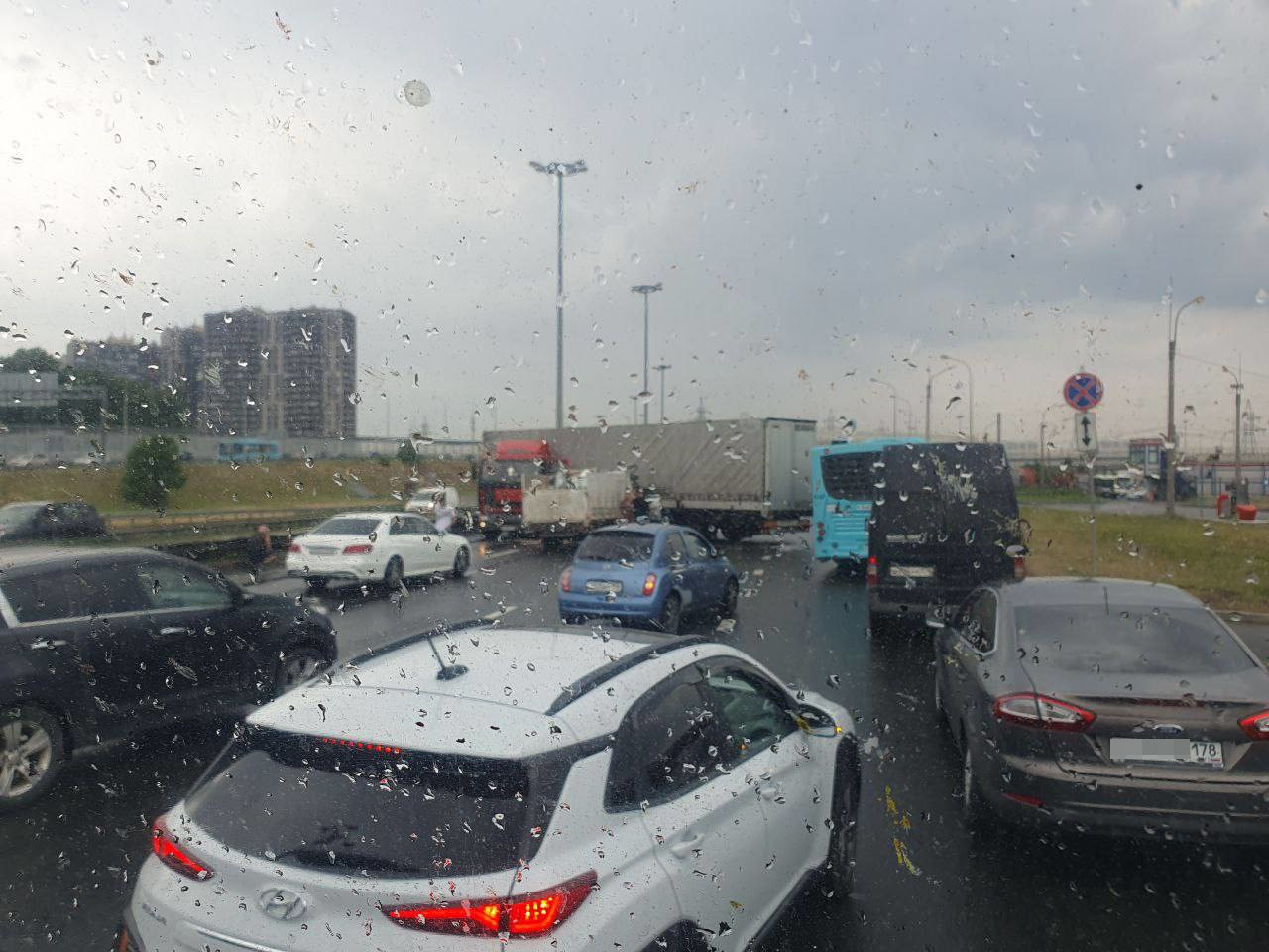 Грузовичок и фура превратили Московское шоссе в «бутылочное горлышко»