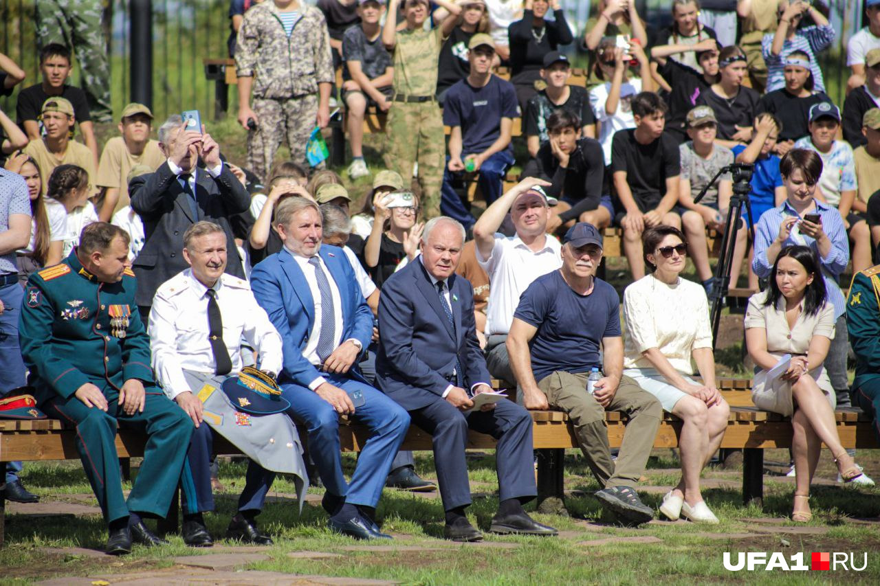 И без подчиненных не обошлось. Кого узнали?