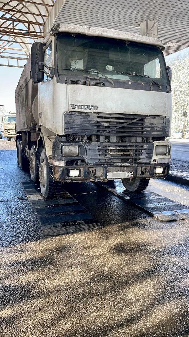 Фото и видео: Ведомства устроили массовую проверку грузовиков на Дороге  Жизни в Ленобласти - 30 марта 2023 - ФОНТАНКА.ру