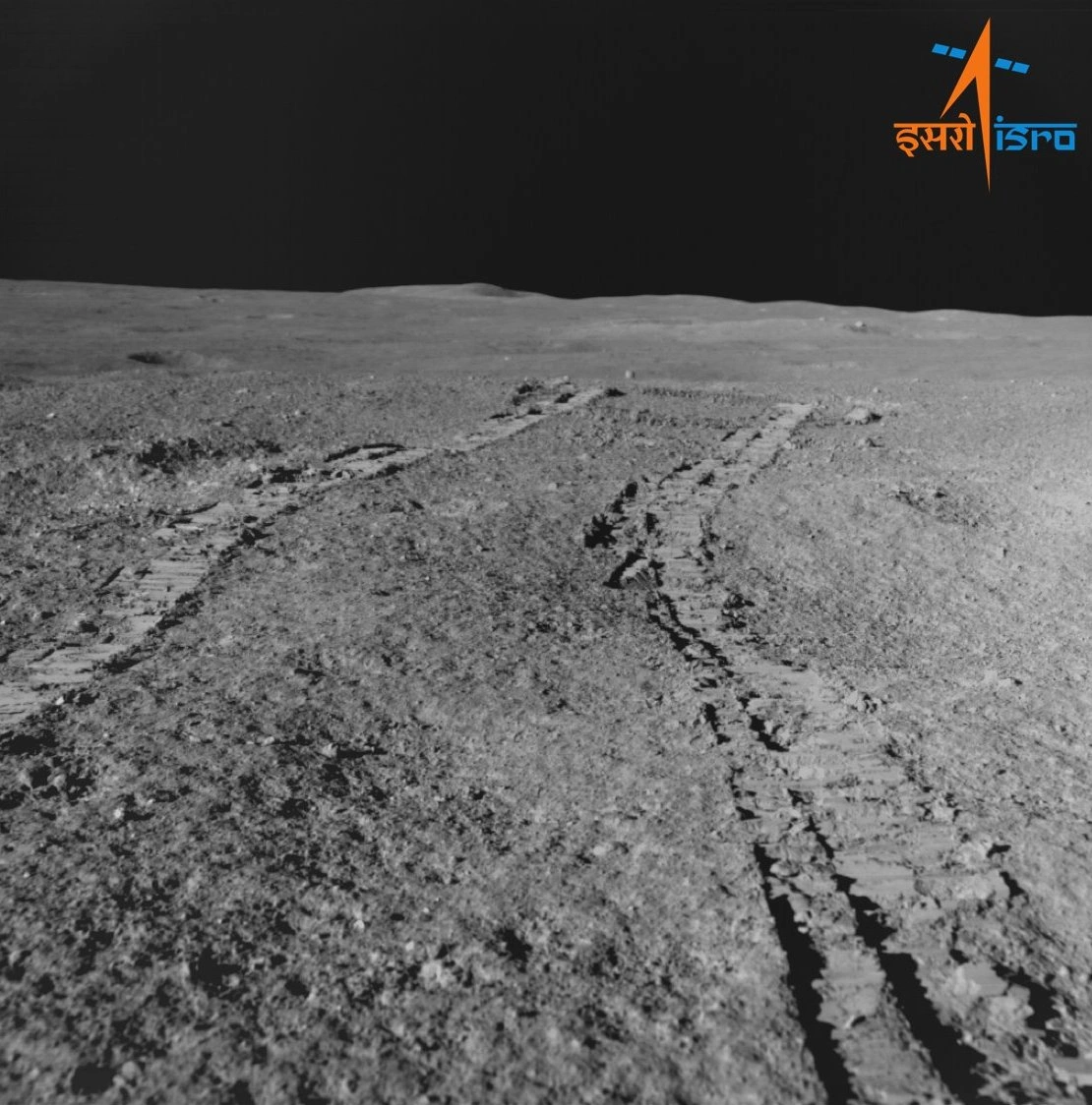 Индийский луноход Pragyan прислал на Землю свои первые фотографии Луны (фото)