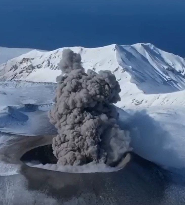 На Сахалине, в девятибалльной зоне, извергается вулкан