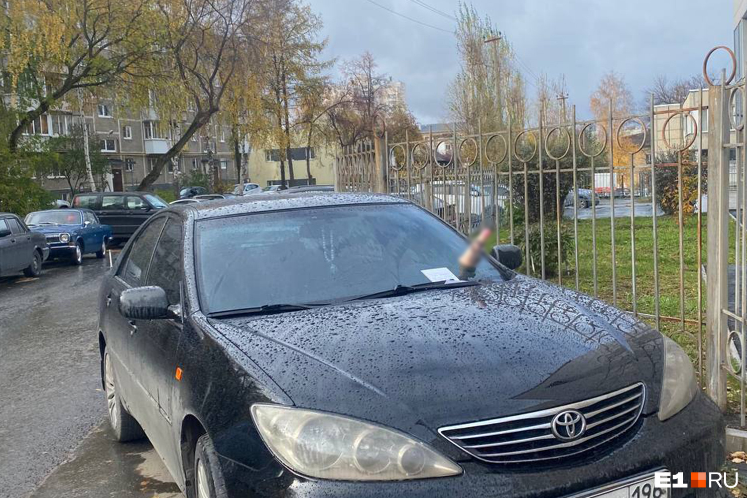 В Екатеринбурге бизнесмену отомстила жена, приклеив дилдо к лобовому стеклу автомобиля