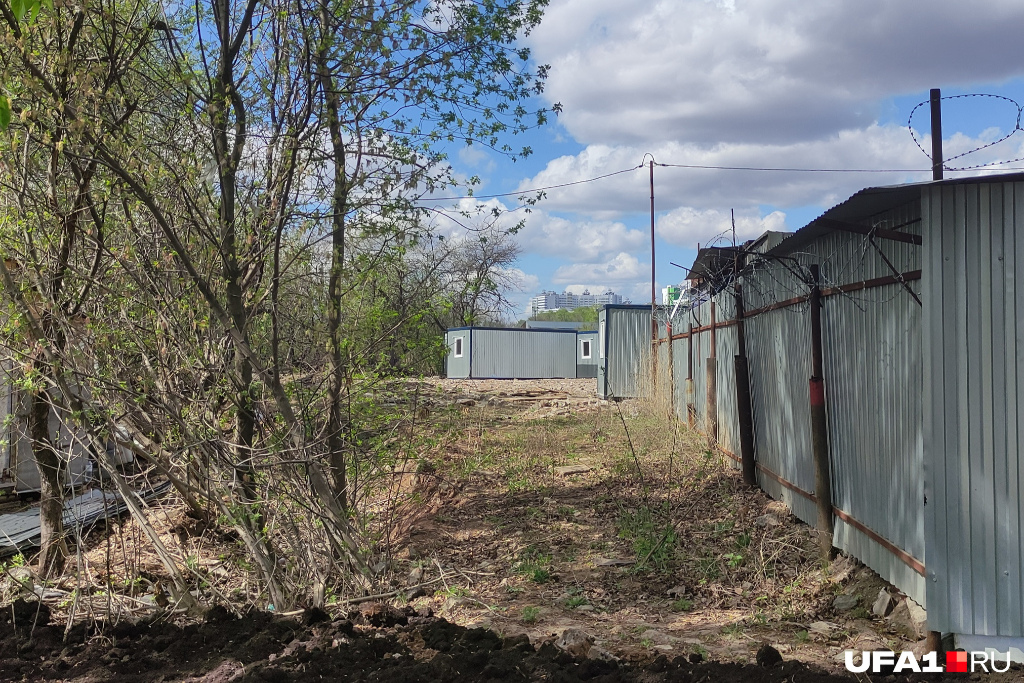 Тот же пустырь вместо садов с другого ракурса превращается в строительную площадку