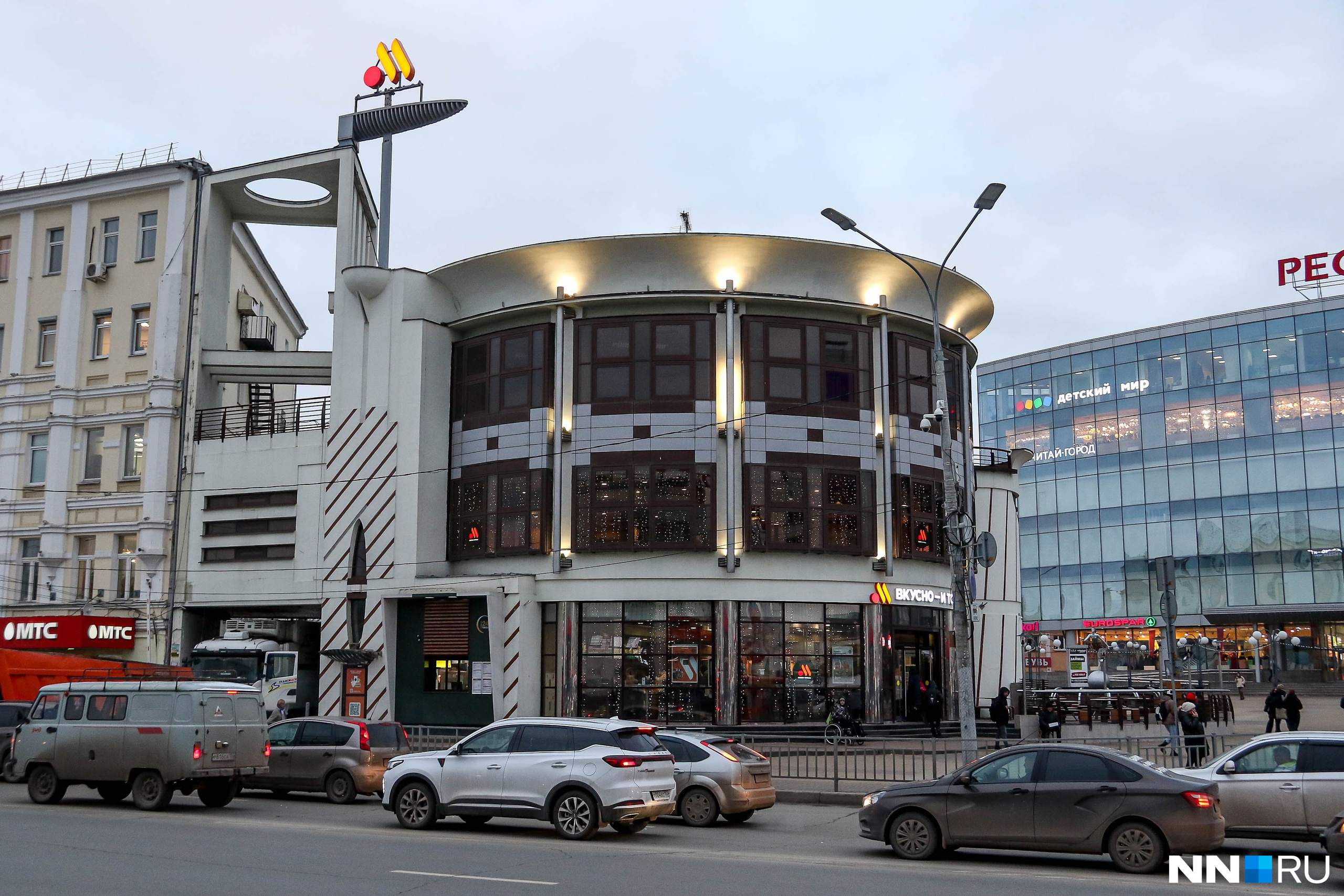 Здание «Макдоналдса» около Московского вокзала