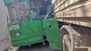 Троллейбус столкнулся с 4 машинами в Заельцовском районе — собралась пробка