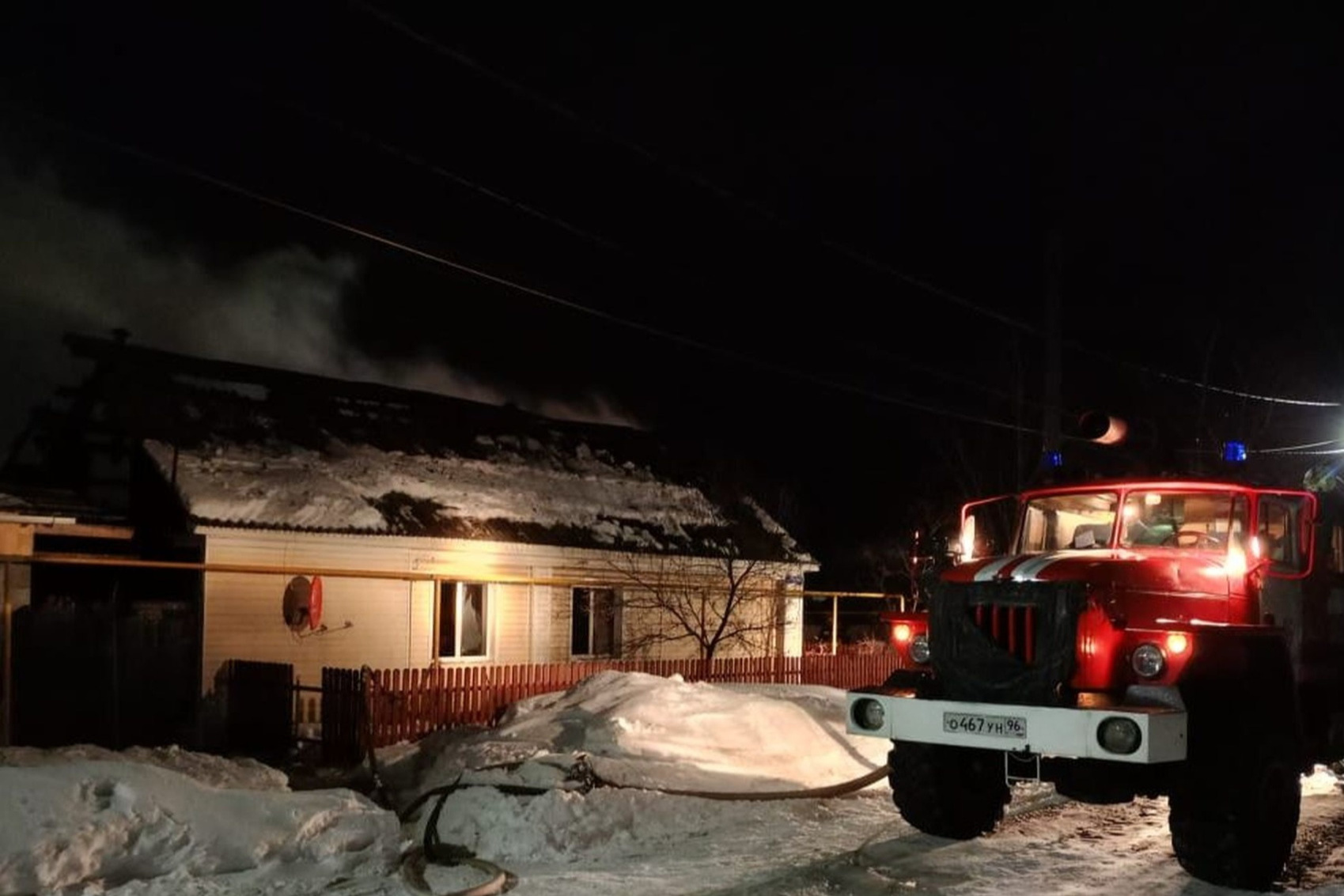 Огонь слава марлоу. Облака закат. От края до края небо в огне сгорает текст. Горят стихи. Небеса горит огонь песня.