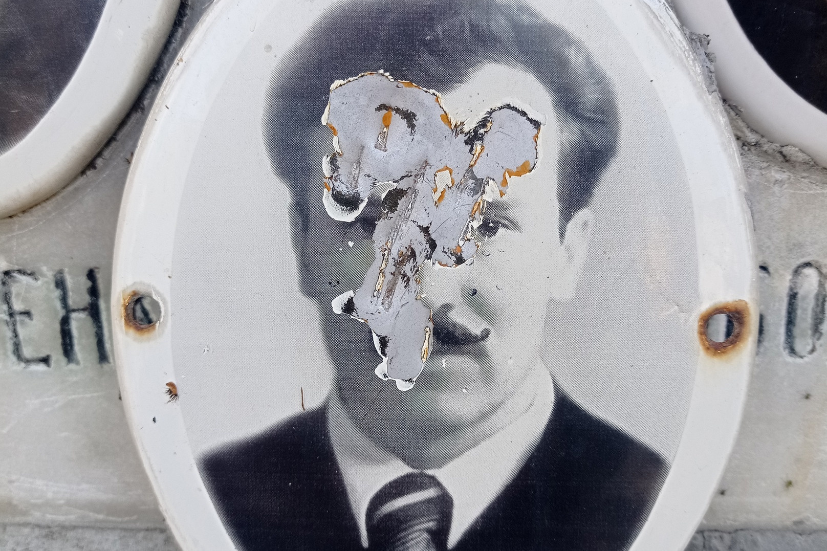 В Екатеринбурге осквернили могилу дятловцев. На ней нарисовали нацистскую свастику и странные слова