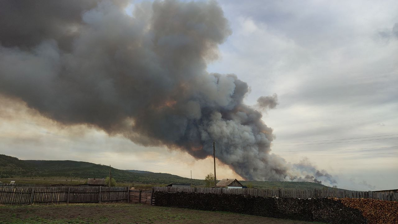 Мощный лесной пожар третий день действует в Забайкалье