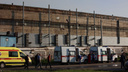 На месте — мэр, спасатели и реанимация. Кадры со склада пиротехники, который сгорел в Кемерове