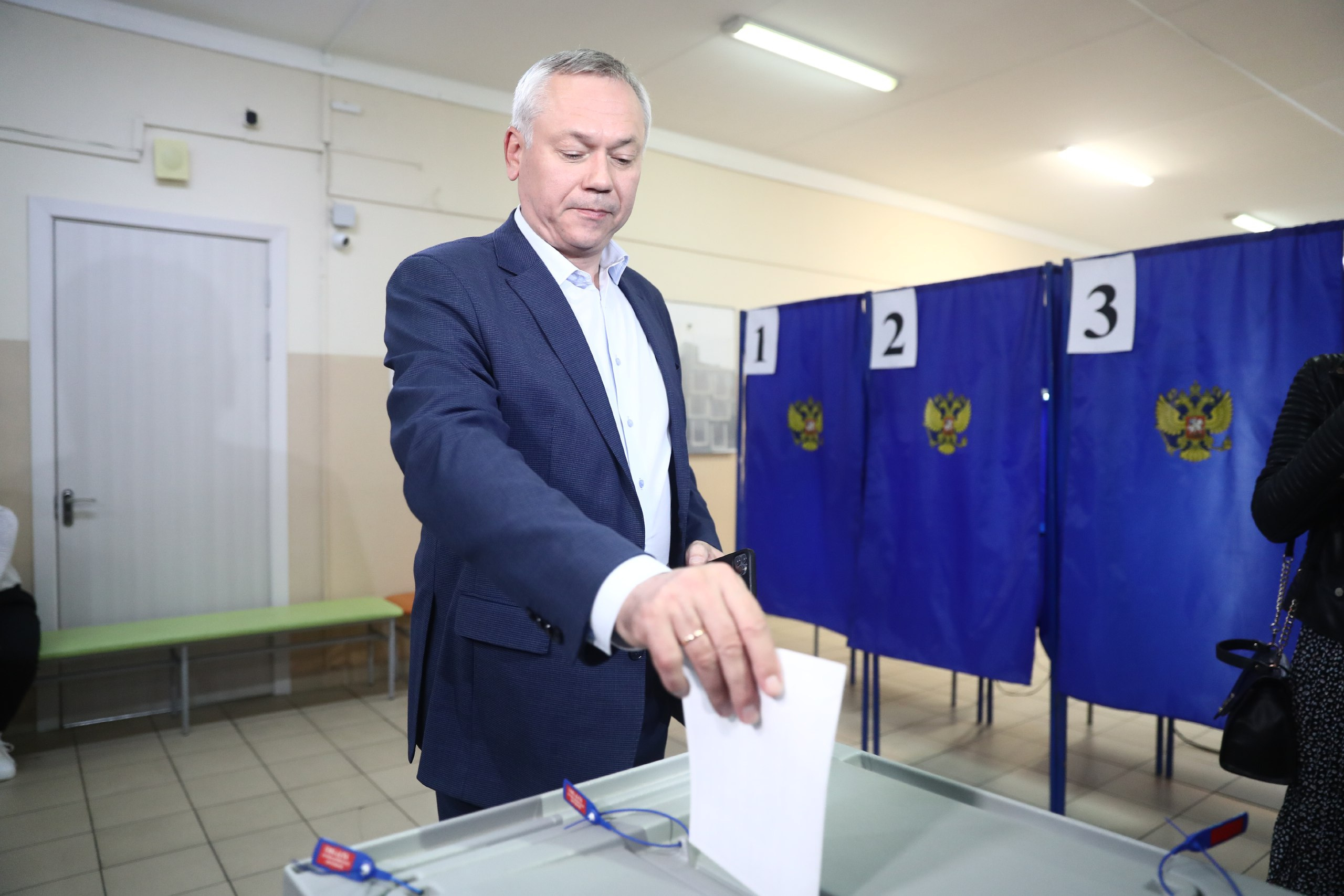 Андрей Травников проголосовал в лицее <nobr class="_">№ 12</nobr>