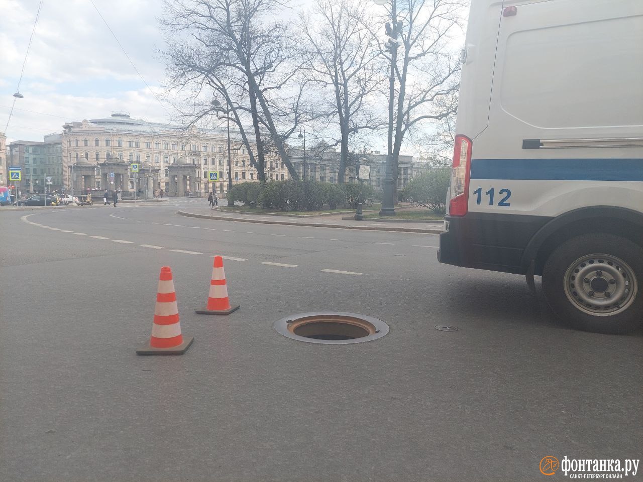 По коням, у нас люк, возможен криминал. В центре Петербурга полиция  поглядела на статистику Водоканала своими глазами | 25.04.2023 |  Санкт-Петербург - БезФормата