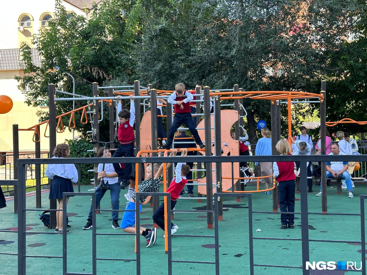 В гимназии №10 перед линейкой дети решили выпустить энергию на спортивной площадке