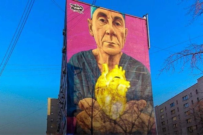 Умер новосибирский онколог Константин Ершов — его портрет изображен на ...