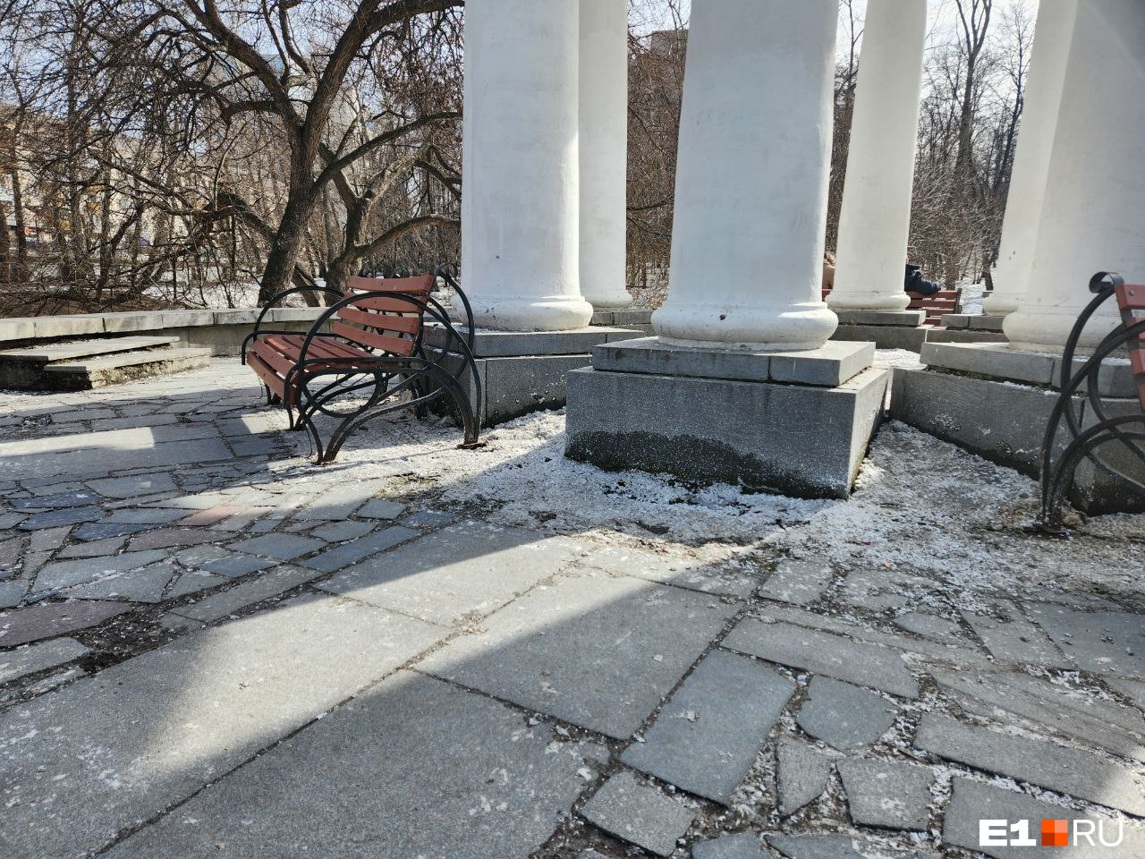 «Свинское отношение». В парке в центре Екатеринбурга киношники оставили кучу снега, который не тает