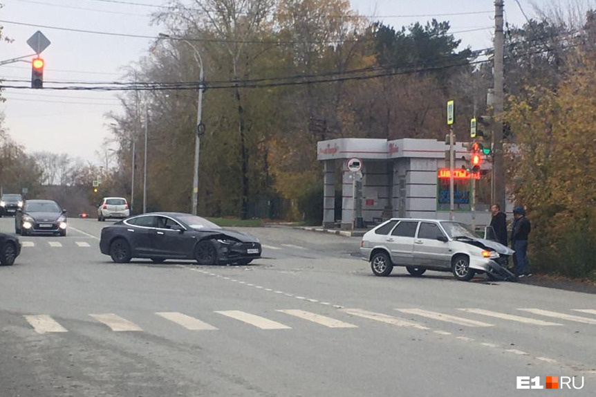 Не ремонт, а разорение: в аварии в Кольцово разбилась черная Tesla