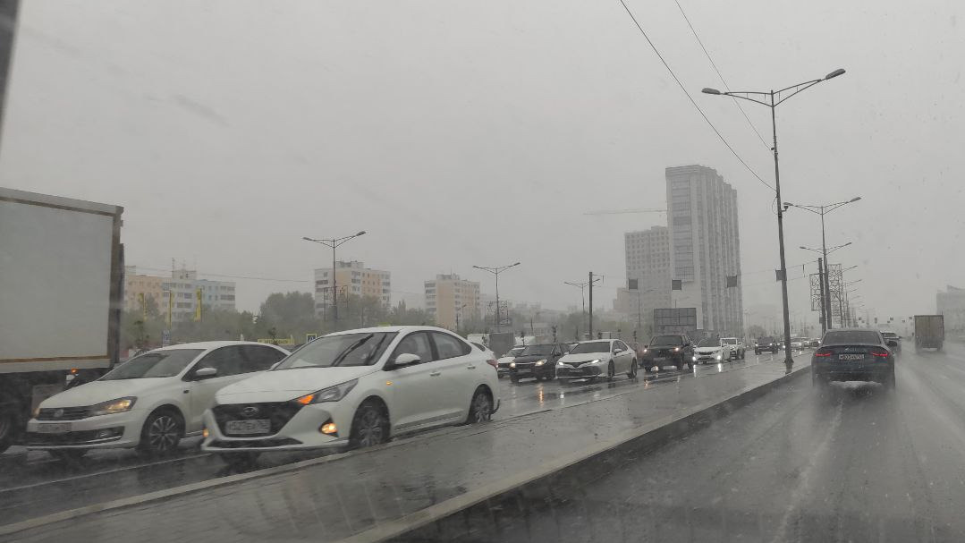 На Московском шоссе дачники встали в огромную пробку