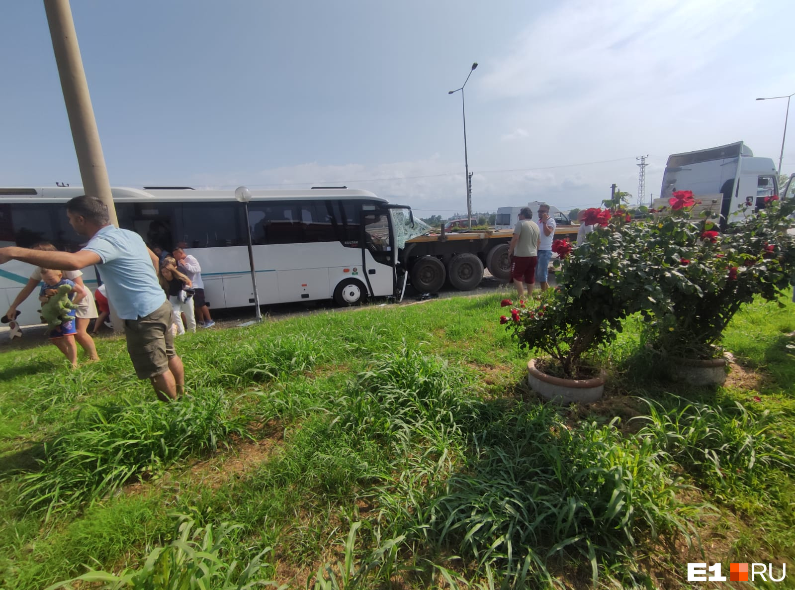 «Крикнул: "Держитесь!"»: екатеринбуржец — об аварии с туристическим автобусом в Турции