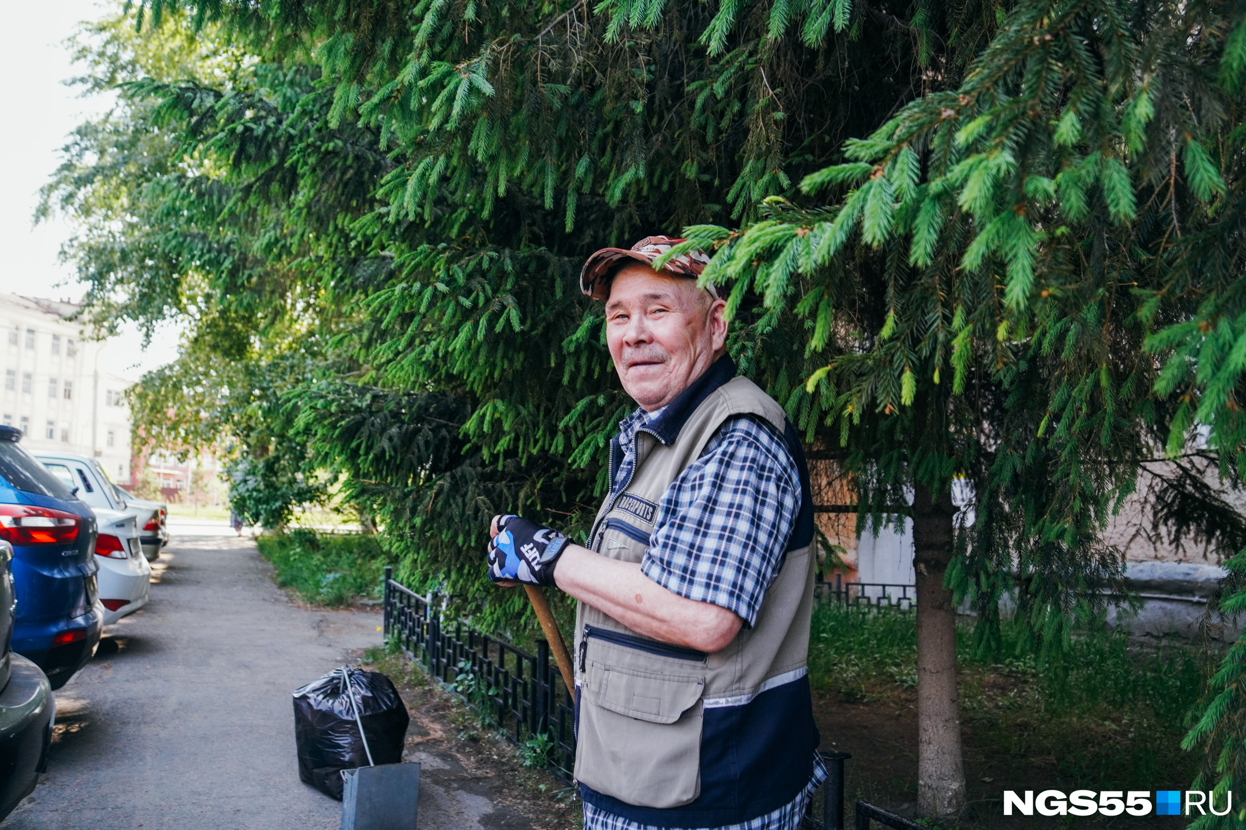 Асылхан — местный дворник. Он сам обратился к нам с просьбой его сфотографировать. И пояснил, что дом на Фрунзе, 93 не жилой, всё здание занято организациями