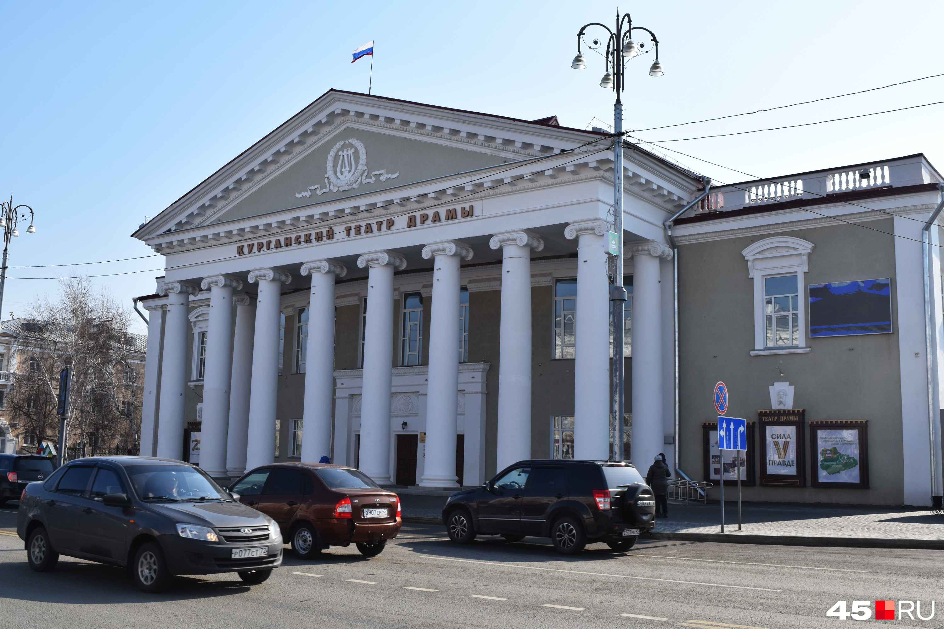 Экран на Курганском драматическом театре висит пока с одной стороны Экран на Курганском драматическом театре висит пока с одной стороны