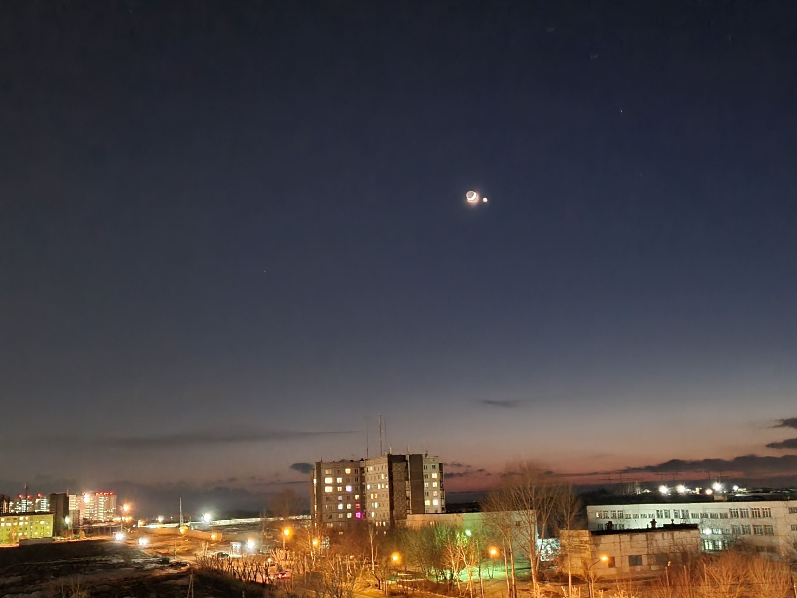 Луна сегодня красноярск 2024. Ночное небо в городе. Небо город. Город на Луне.