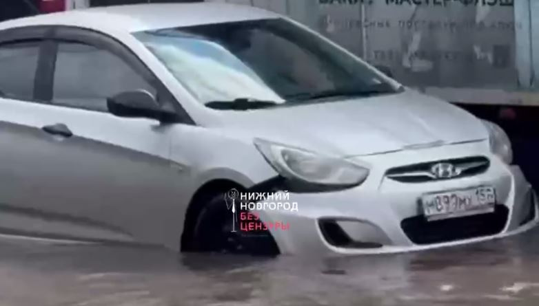 В Сормовском районе автомобиль заглох посреди затопленной улицы — видео