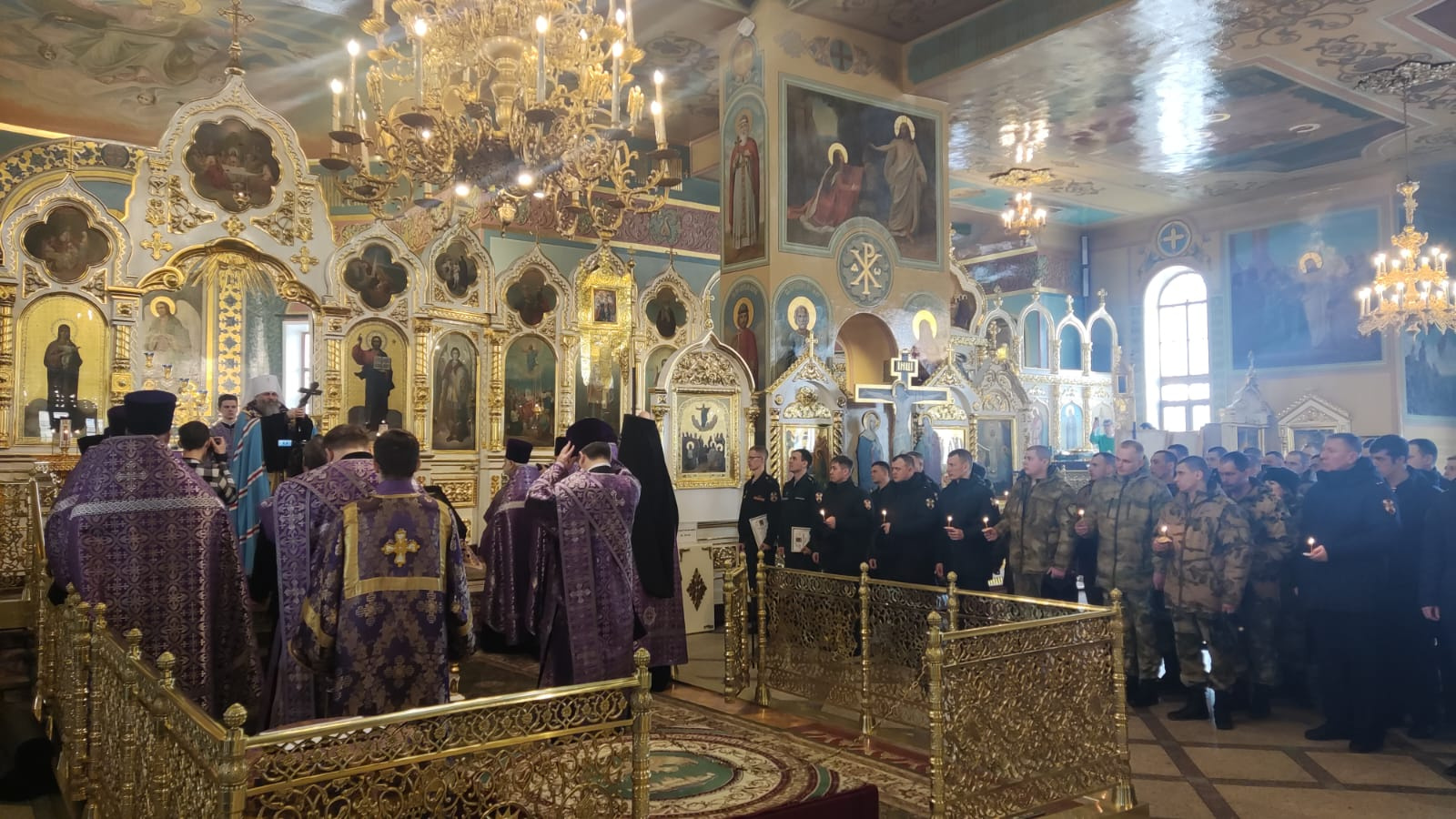 В Вознесенский собор в Новосибирске съехались силовики: фото