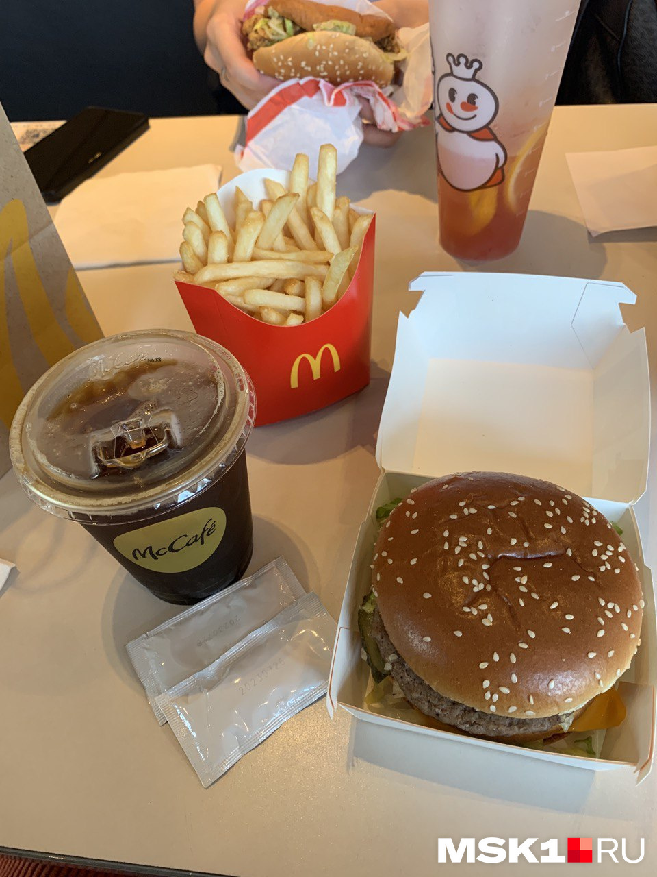 «Биг Мак», картошка и черный кофе в McDonald’s стоии около 45 юаней (600 рублей)
