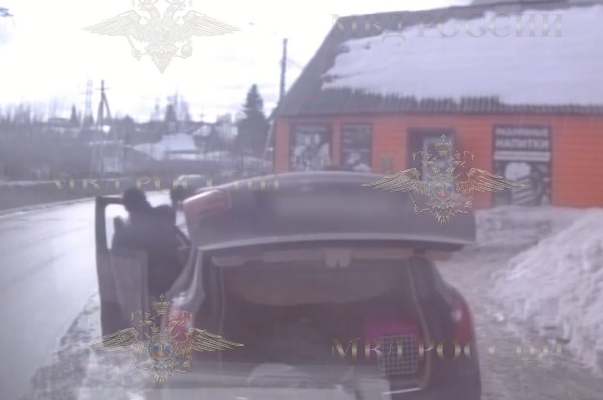 Появилось видео, как беглый преступник из Свердловской области протащил гаишника на своем Porsche Cayenne