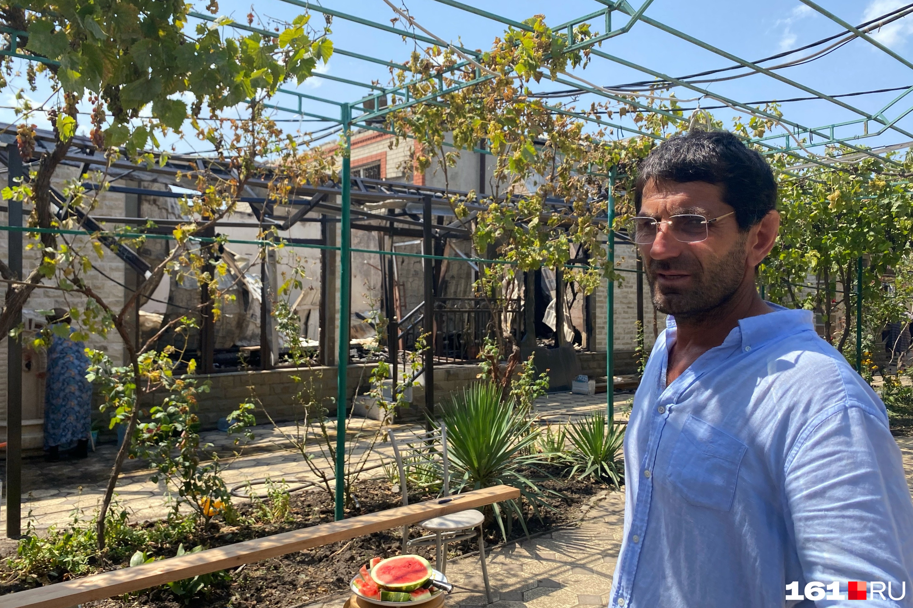 Сгоревший дом Зубаира Ахмедова дымился снова — от сорокоградусной жары