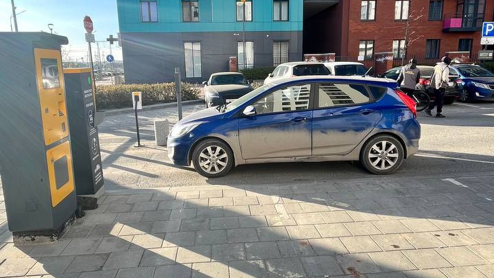 В Екатеринбурге водитель, который взбунтовался из-за платной парковки у своего дома, оказался в заложниках