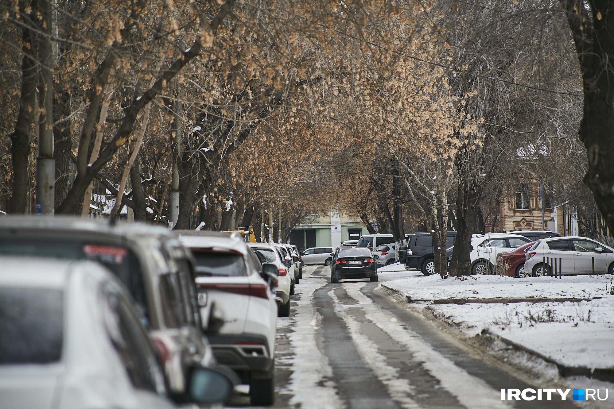 Улица Бабушкина не избежала участи всех улиц в центре Иркутска и заставлена автомобилями