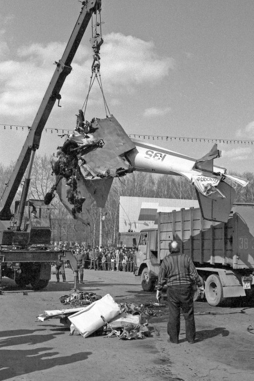 Обломки Як-52 увозят с площади Обломки Як-52 увозят с площади