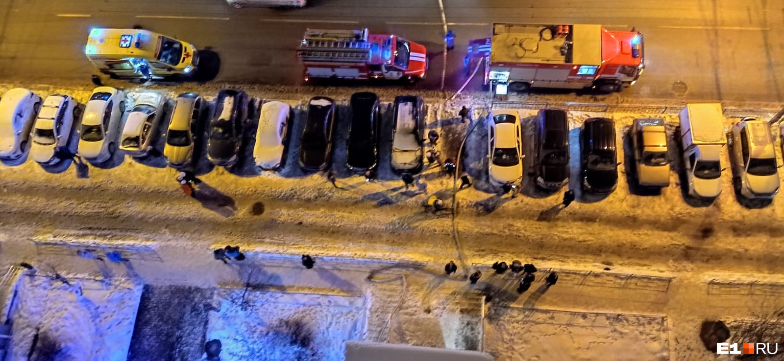Полыхает два этажа: в Екатеринбурге горит жилой дом. Видео